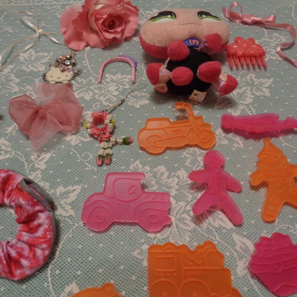 BARBIECORE TOYS KITTY COOKIE CUTTERS ETC. RETRO LOT